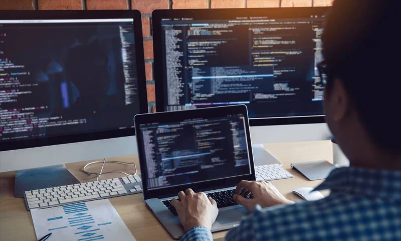 数据科学选型:R与Python如何赋能石林网站建设?